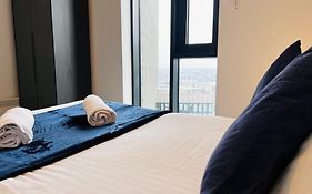 Premium Deals L Last-Minute Stay L 4 Min Walk To Birmingham Central Library L 18Th Floor 2 Bed 2 Bath City Centre Penthouse With Gym & Netflix By Jvt Short Lets